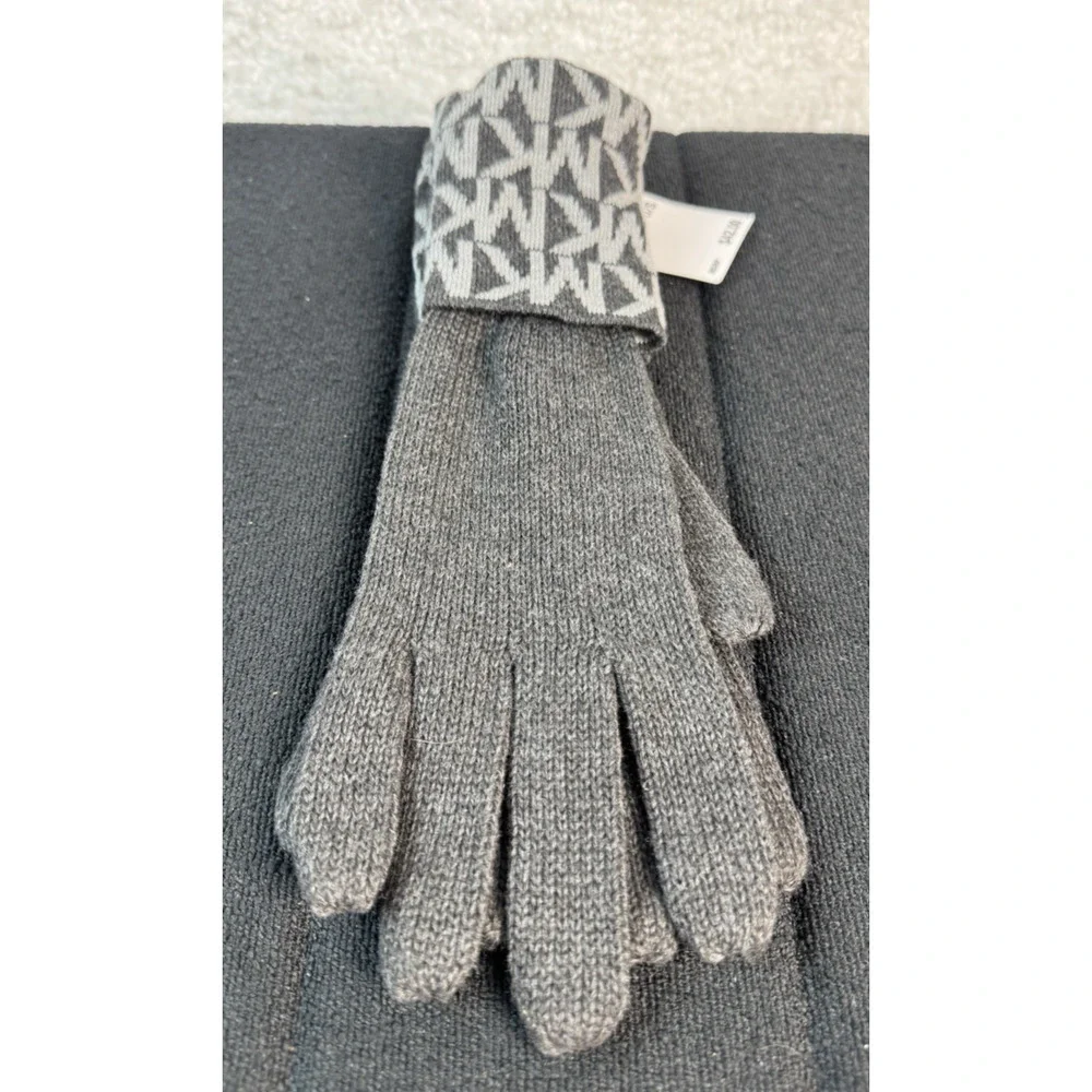 NEW Michael Kors Black Gray Knit Gloves MK Logo Cuffed Winter Women’s Gloves O/S